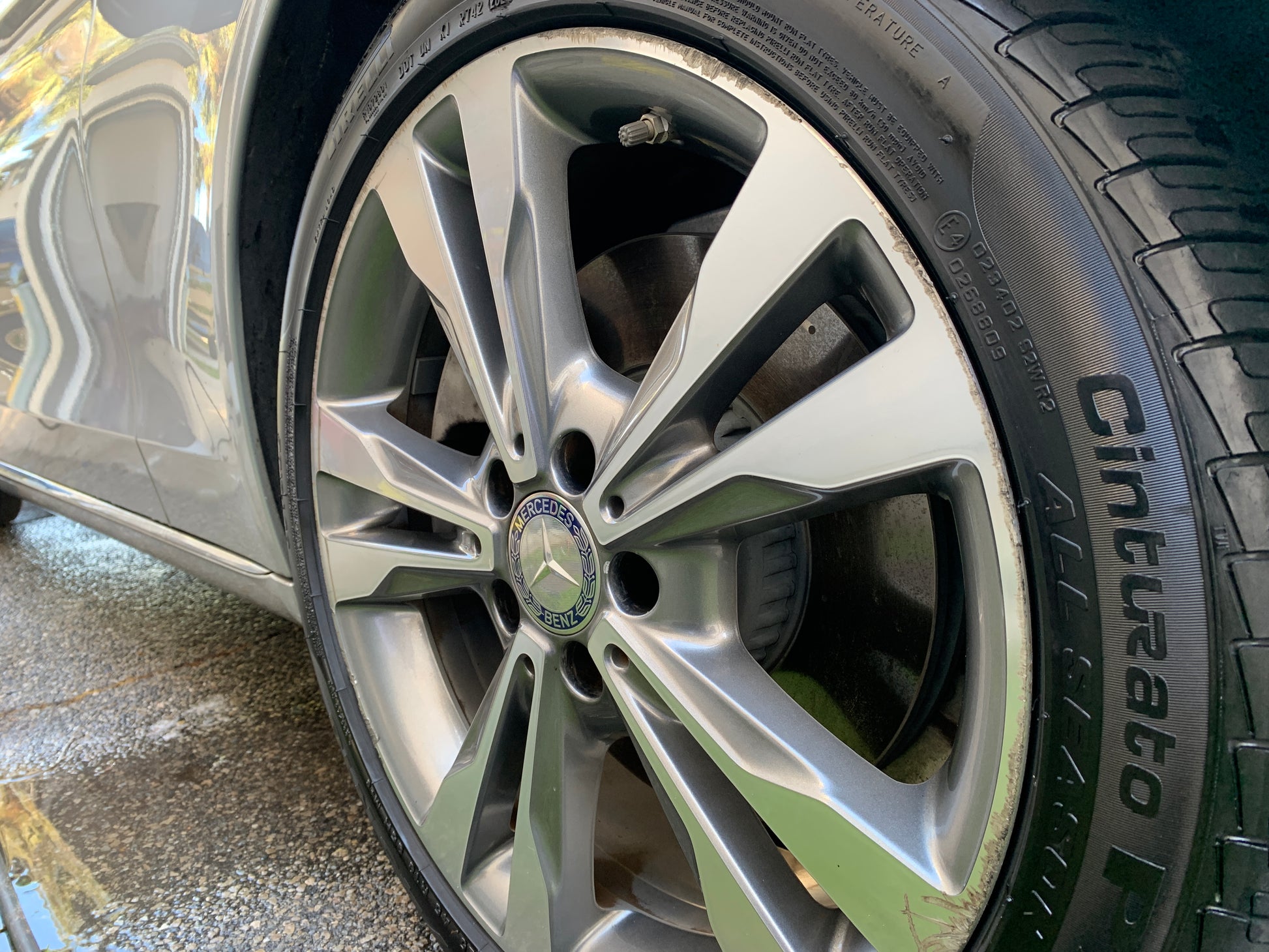 Gleaming wheels and tires: Expertly cleaned and coated for lasting shine.